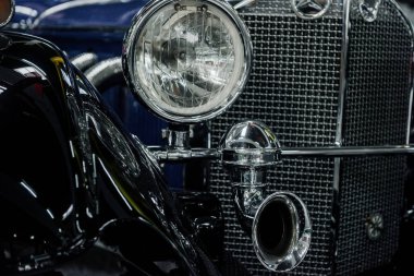 Sinsheim, Almanya - 16 Ekim 2018: Technik Müzesi. Radyatör ızgarası, farlar ve eski model arabanın önündeki borular..