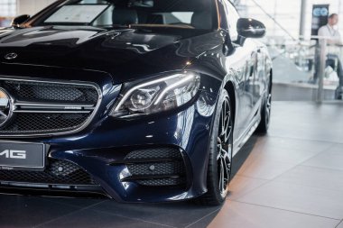 Stuttgart, Almanya - 16 Ekim 2018: Mercedes Müzesi. Arkada biri var. Lüks mavi modern otomobil kapalı bir yere park edilmiş..