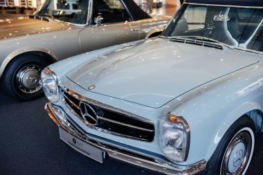 Stuttgart, Almanya - 16 Ekim 2018: Mercedes Müzesi. Ön taraftan. Otomobil fuarındaki eski güzel arabalar..