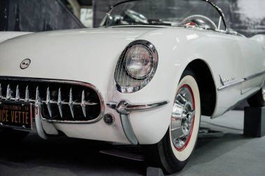 Sinsheim, Almanya - 16 Ekim 2018: Technik Müzesi. O muhteşem beyaz retro araba için özel stand.