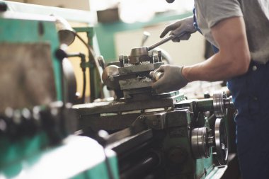 Güçlü eller çelik kısmı tutar. Eski fabrikada.