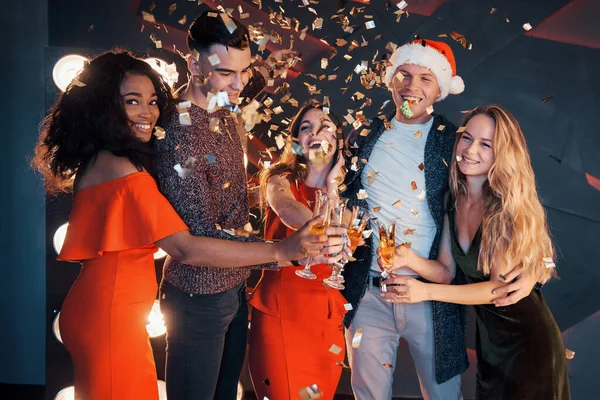 Grupo Amigos Posando Divertindo Com Bonecos Neve Champanhe Celebração Ano — Fotografia de Stock