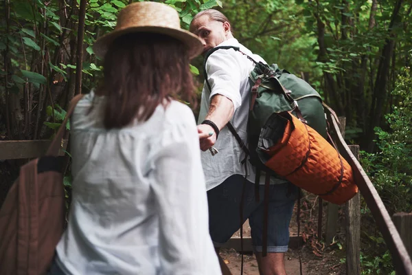 Dos Excursionistas Con Mochilas Espalda Naturaleza Hombre Mujer Tomados Mano —  Fotos de Stock