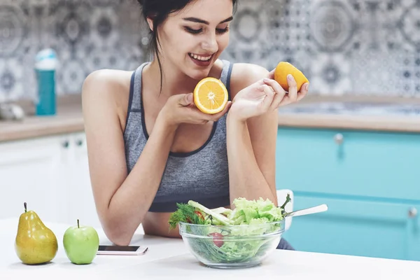 Una Joven Deportista Disfruta Una Ensalada Frutas Siendo Juguetona Cubriendo — Foto de Stock