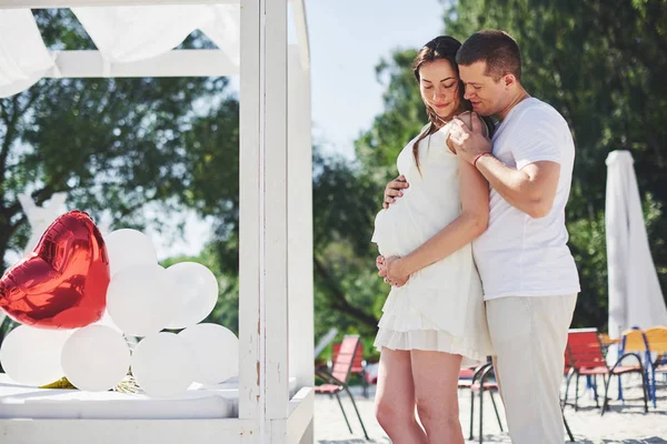 Feliz Joven Pareja Embarazada Abrazándose Naturaleza Momentos Románticos —  Fotos de Stock