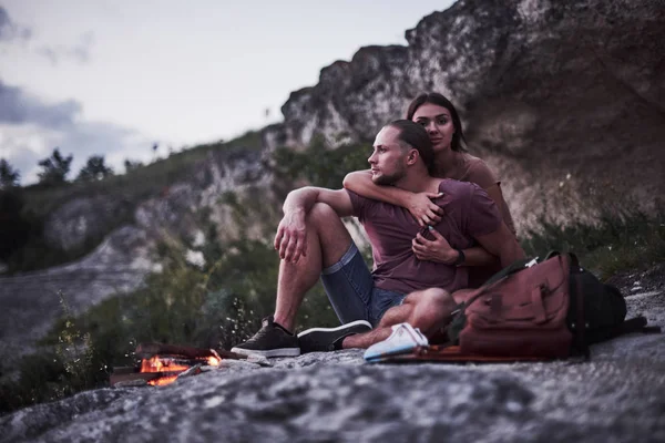 カメラマンのポーズ 二人の愛する人々は 森や山を歩くの終わりに夜にキャンプをしています — ストック写真