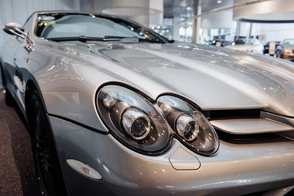 Primer Plano Del Faro Doble Derecho Del Moderno Cabriolet Gris —  Fotos de Stock