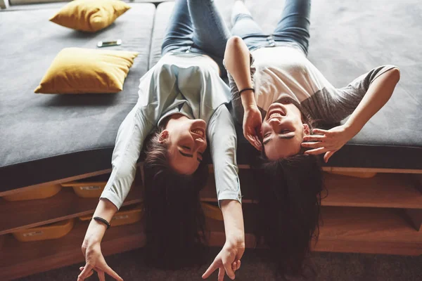 Duas Belas Irmãs Gêmeas Jovens Que Passam Tempo Conjunto Com — Fotografia de Stock