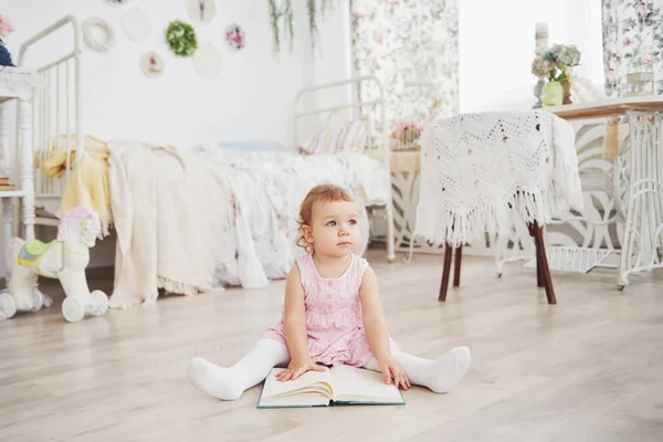 Hermosa Niña Leer Libro Con Oso Favorito Una Manta Felpa —  Fotos de Stock