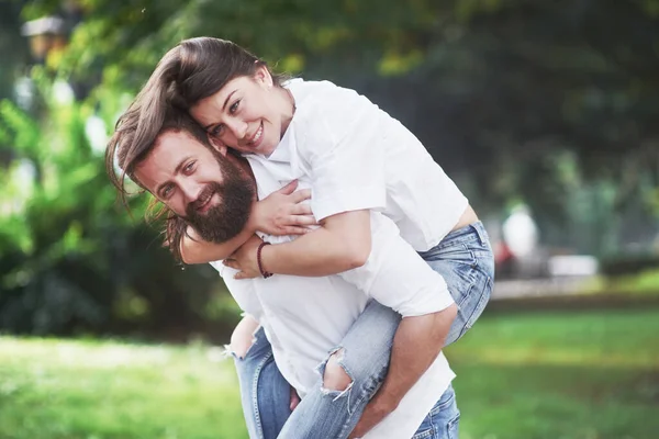 Pareja Romántica Enyojing Momentos Felicidad Parque Concepto Vida Amor Ternura —  Fotos de Stock