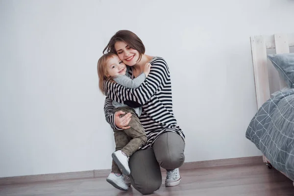 家族を愛してる 母と娘子供の女の子遊びと抱擁 — ストック写真