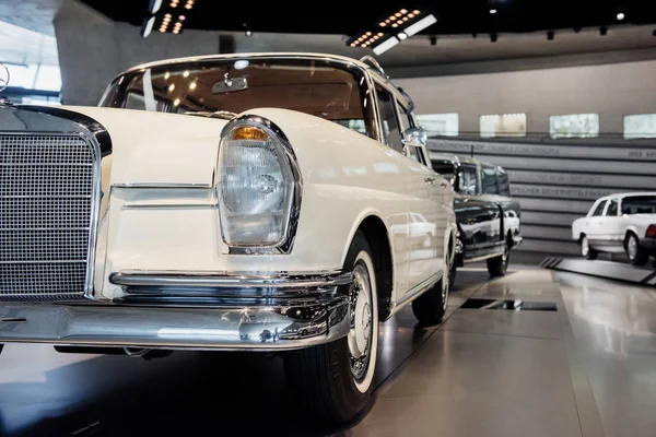 Stuttgart Németország 2018 Október Mercedes Múzeum Parkoló Retro Autók Űrben — Stock Fotó