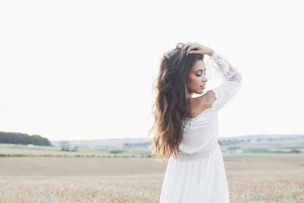 Beyaz Bir Elbise Içinde Buğday Mükemmel Bir Stil Yaşam Tarzı — Stok fotoğraf