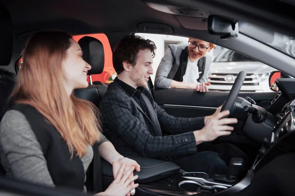 Happy Beautiful Couple Choosing New Car Dealership — Stock Photo, Image