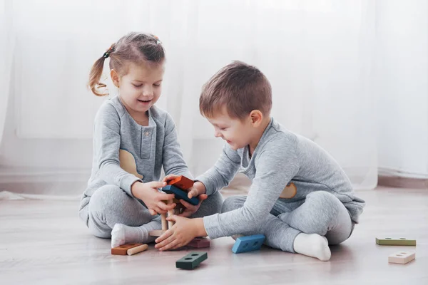 Barn Leker Med Leksaksdesigner Golvet Barnrummet Två Barn Leker Med — Stockfoto