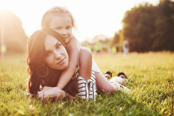 Mãe Feliz Filha Abraçando Parque Sol Fundo Verão Brilhante Ervas — Fotografia de Stock