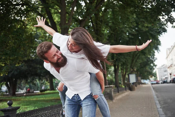 Una Giovane Coppia Divertente Diverte Una Giornata Sole — Foto Stock