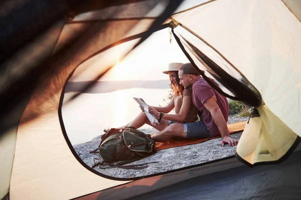 Vista Desde Tienda Campaña Pareja Con Mapa Que Miente Una — Foto de Stock