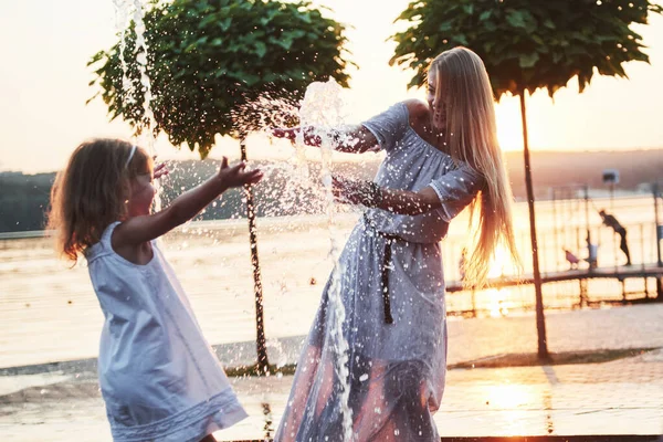 Une Femme Jouant Avec Enfant Près Océan Dans Parc Coucher — Photo