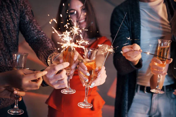 Photo Featuring Group Friends Who Have Fun Snowmen Champagne Happy — Stock Photo, Image