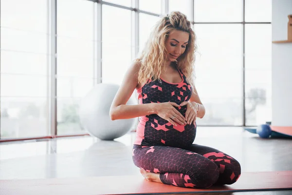 Fogalma Jóga Fitness Terhesség Egy Fiatal Modell Portréja Egy Terhes — Stock Fotó