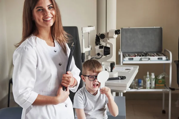 Boy Speaks What See Doing Testing Oculist Office Child Doctor — 스톡 사진