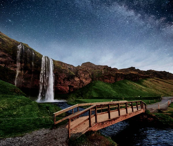 Seljalandfoss Vízesés Éjszaka Híd Folyó Felett Fantasztikus Természet Izland Mély — Stock Fotó