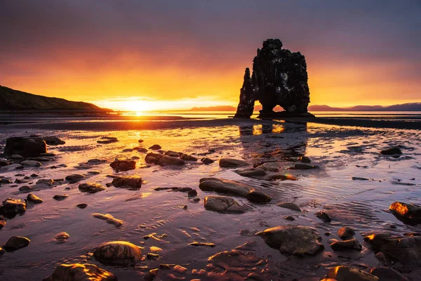 アイスランドの北海岸の海にある壮大な岩です 伝説によると それは精製されたトロールです この写真では Hvitserkurは真夜中の日没後に海の水に反映されます — ストック写真