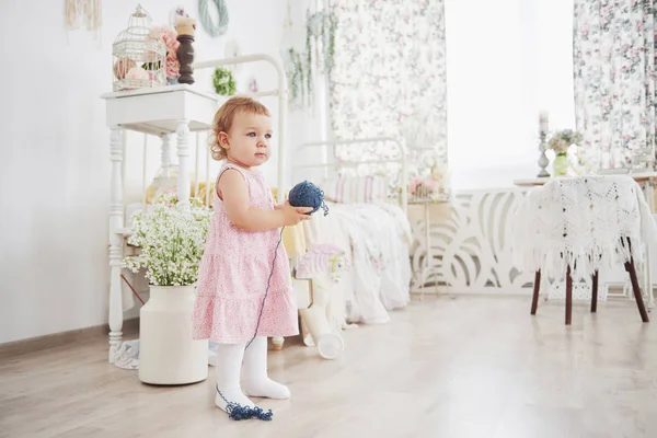 Conceito Infância Menina Bebê Vestido Bonito Jogar Com Linha Colorida — Fotografia de Stock