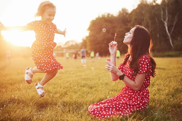 Little Girl Bubbles Her Mother Park Sunset — Stock Photo, Image