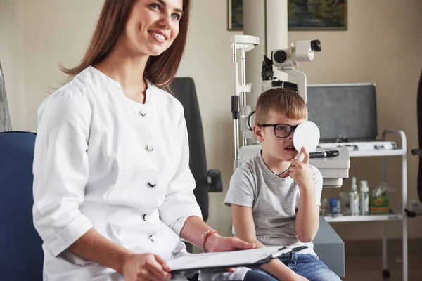 Difícil Decir Que Veo Haciendo Pruebas Oficina Oculista Con Niño —  Fotos de Stock