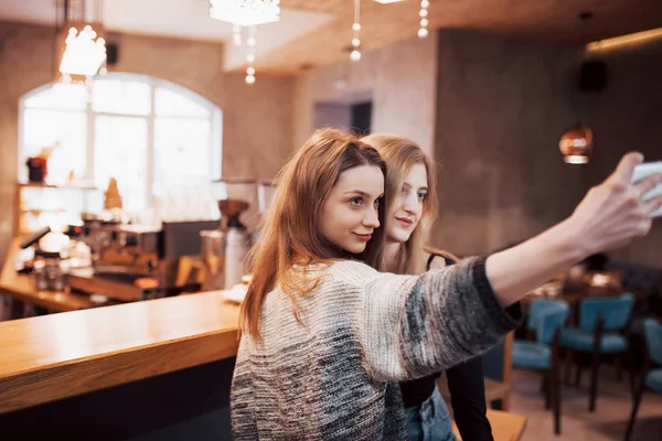 Två Vänner Dricker Kaffe Ett Café Tar Selfies Med Smart — Stockfoto