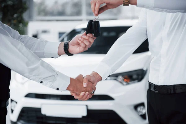 Nahaufnahme Eines Verkaufsleiters Schwarzen Anzug Der Dem Kunden Das Auto — Stockfoto