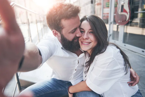 Una Hermosa Pareja Hace Una Foto Aire Libre —  Fotos de Stock