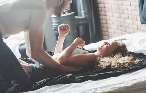 Aantrekkelijke Jonge Geliefden Hebben Koppels Spelen Samen Bed Het Dragen — Stockfoto