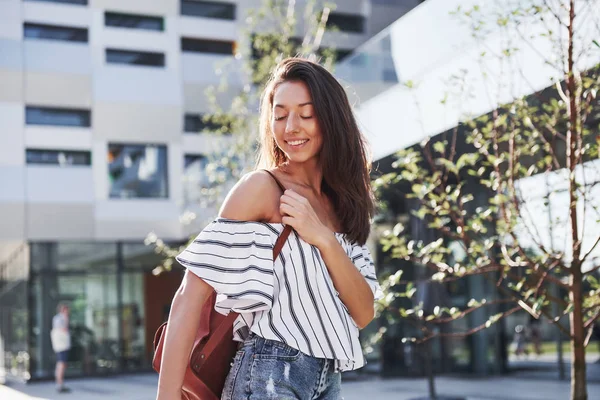 Menina Estudante Bonita Feliz Com Mochila Perto Campus Universidade Conceito — Fotografia de Stock