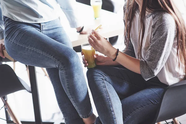 Två Vackra Tvillingflickor Dricker Juice Systrar Som Kopplar Ett Café — Stockfoto