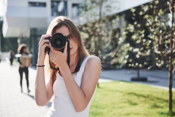 Dziewczyna Fotograf Blogger Trzyma Ręku Profesjonalny Aparat Świeżym Powietrzu Mieście — Zdjęcie stockowe