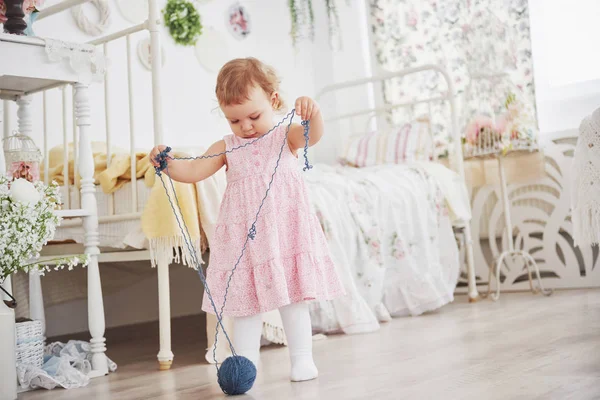 Conceito Infância Menina Bebê Vestido Bonito Jogar Com Linha Colorida — Fotografia de Stock