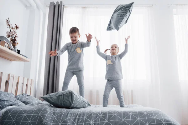 Beyaz Yatak Odasında Oynayan Mutlu Çocuklar Küçük Kız Erkek Kardeş — Stok fotoğraf