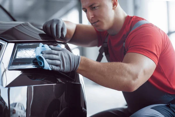 Hombre Sostiene Microfibra Mano Pule Coche Nueva Máquina Está Preparando — Foto de Stock