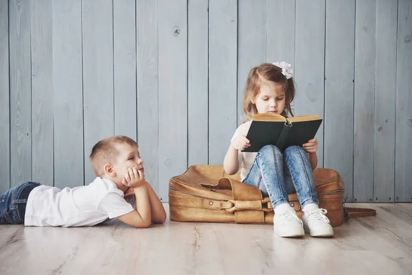 Bereit Für Große Reisen Fröhliche Kleine Mädchen Und Jungen Die — Stockfoto