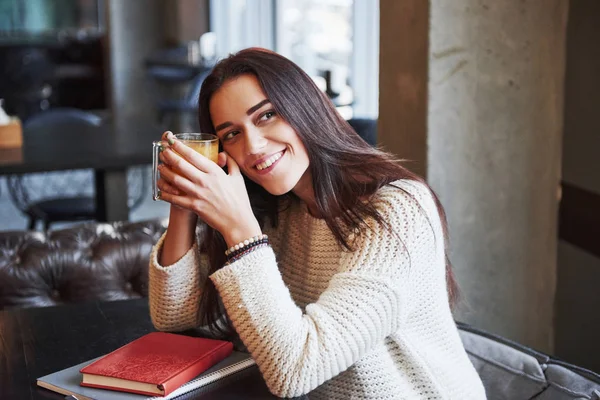 Chica Ensueño Con Bebida Amarilla Las Manos Sienta Restaurante Con —  Fotos de Stock