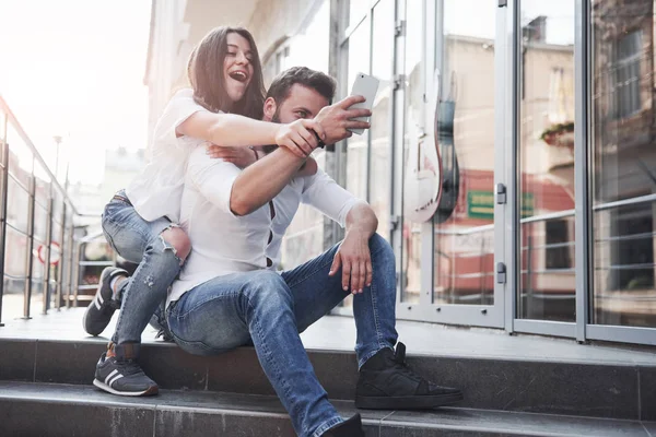 Ritratto Una Bella Giovane Coppia Che Sorride Insieme — Foto Stock