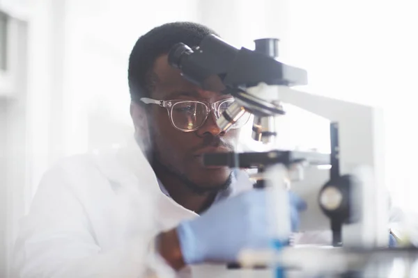 Επιστήμονας Εργάζεται Ένα Μικροσκόπιο Ένα Εργαστήριο Που Διεξάγει Πειράματα Και — Φωτογραφία Αρχείου