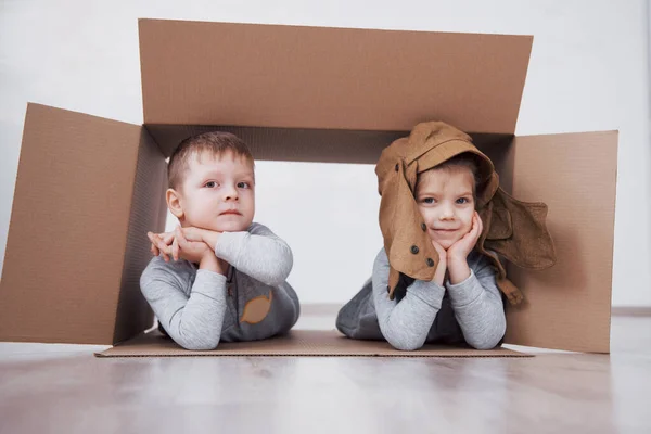 Två Liten Pojke Och Flicka Leker Pappkartonger Begreppet Foto Barn — Stockfoto