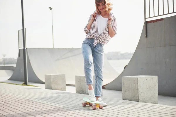 Een Jonge Sportvrouw Die Een Skateboard Een Park Rijdt — Stockfoto