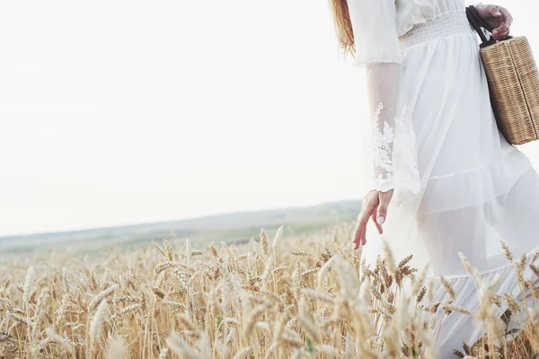 Jong Gevoelig Meisje Wit Jurk Poseren Een Veld Van Gouden — Stockfoto