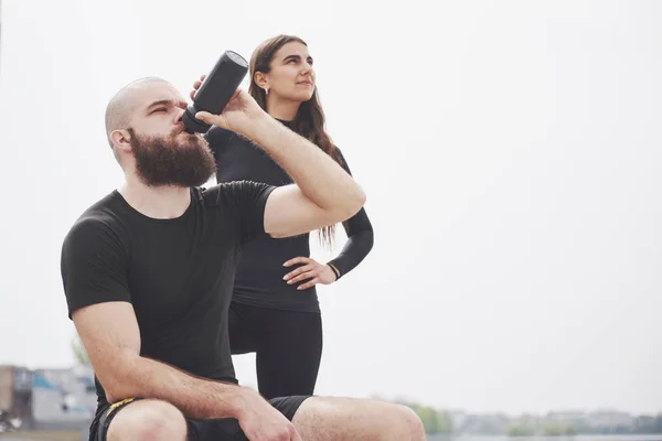 Sports Couple Rest Fitness Man Drinks Water Bottle — 图库照片