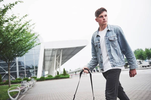 Joven Hermoso Hombre Aeropuerto Está Esperando Vuelo — Foto de Stock